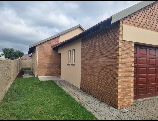 3 BEDROOM TOWNHOUSE FOR SALE IN WATERKLOOF HILL ESTATE
